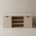 Licht beige schoenenkast met zitbank, gesloten deuren en 3 open vakken in het midden.