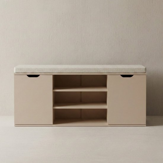 Licht beige schoenenkast met zitbank, gesloten deuren en 3 open vakken in het midden.