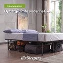 Zwart metalen bedframe met opbergruimte onder het bed, met een opgemaakt bed erboven.