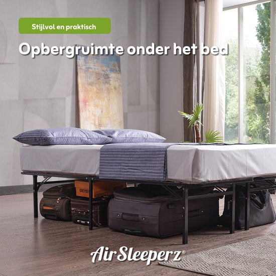 Zwart metalen bedframe met opbergruimte onder het bed, met een opgemaakt bed erboven.
