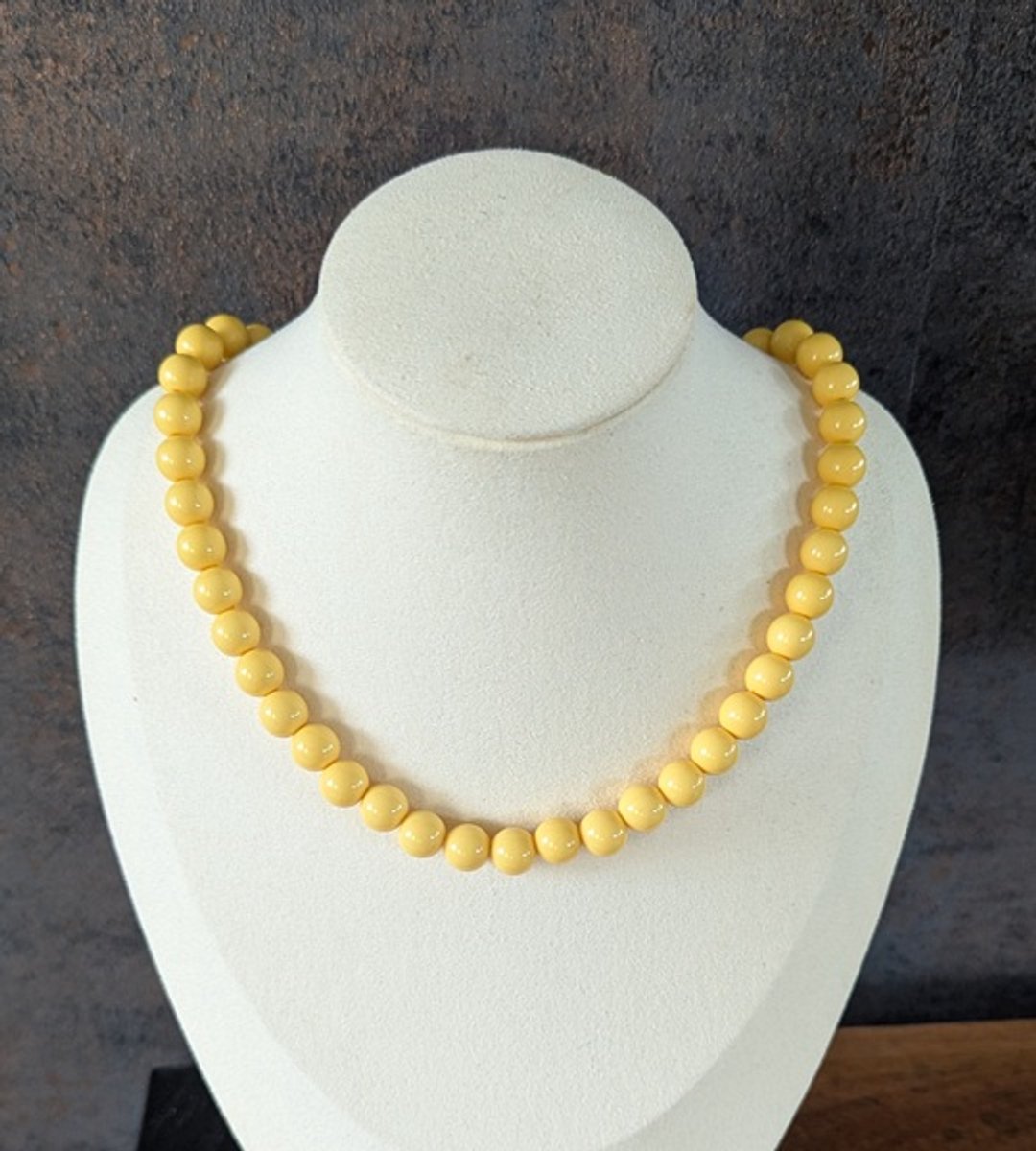 SWAN - halsketting - kralenketting - statement ketting - necklace - Milaan - middel grote kralen - acryl - 10mm - geel