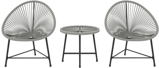 Daity Een driedelige rotan eettafel- en stoelenset, een tuinset met een Acapulco-stoel en een glazen tafelblad. Deze compacte tuinset heeft een verstevigd metalen frame en is geschikt voor gebruik buitenshuis, op het terras en balkon.