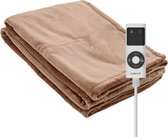 Bruine, gevouwen Comfeur elektrische deken met een witte afstandsbediening met display.