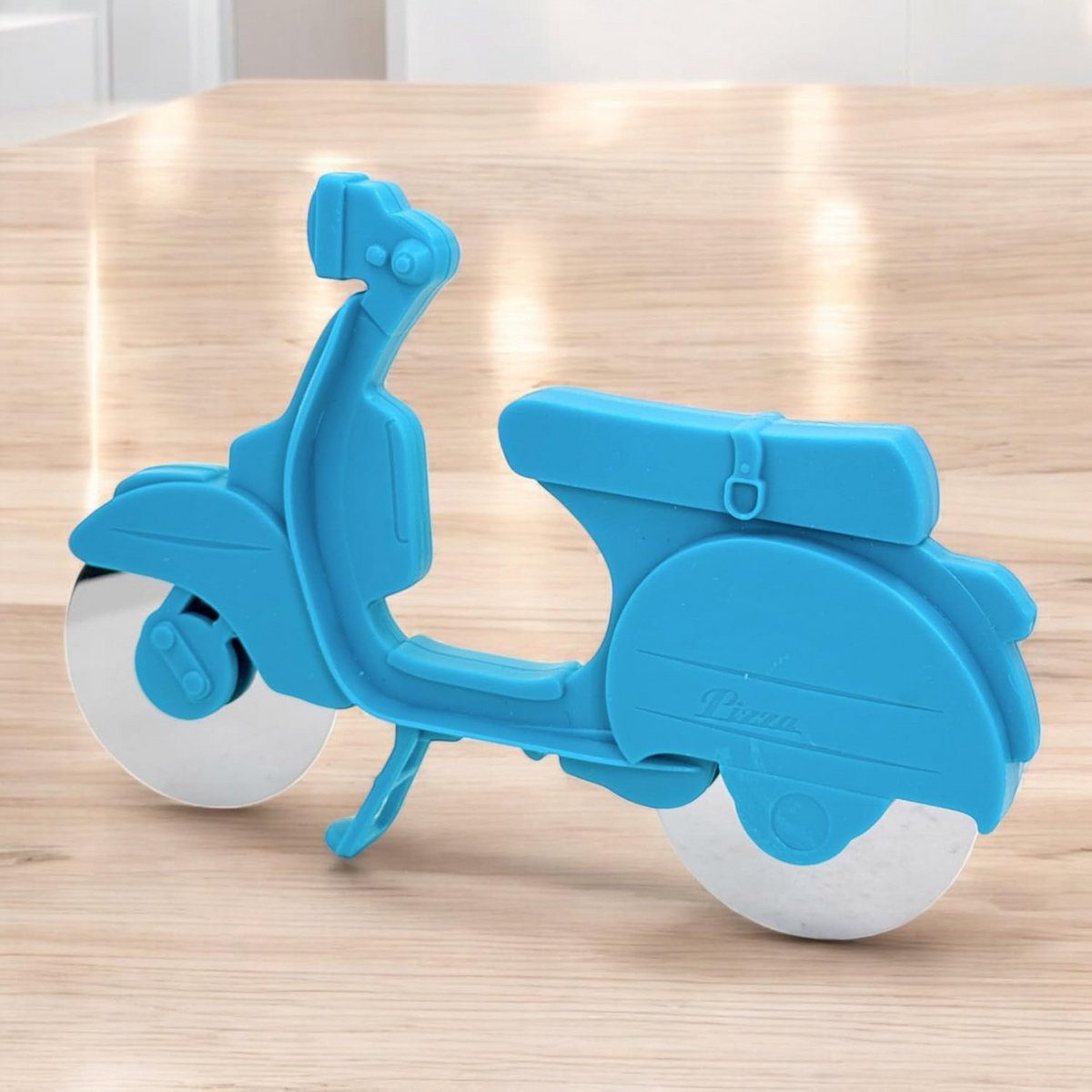 Originele Pizza Snijder in Scooter Design met Standaard - RVS Wieltjes