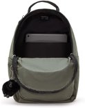 Legergroene Kipling rugzak, open met een tabletvak en een zwarte pluizige aap sleutelhanger.