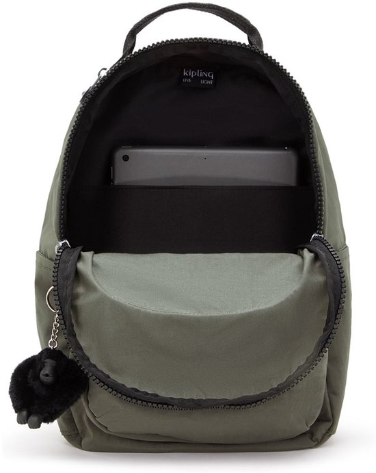 Legergroene Kipling rugzak, open met een tabletvak en een zwarte pluizige aap sleutelhanger.