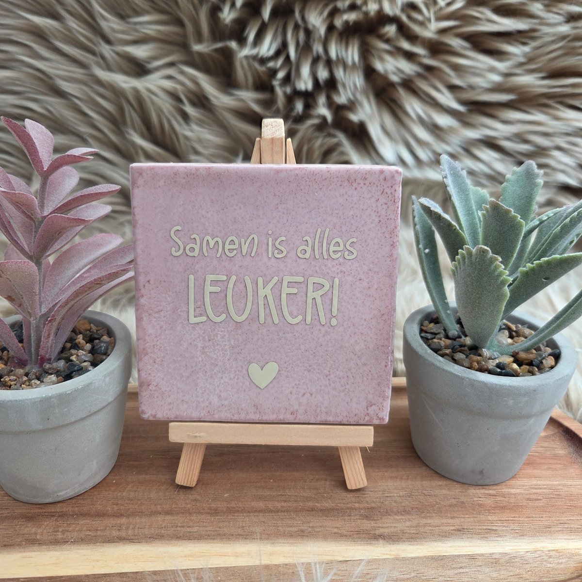 Robuust wenstegeltje “Samen is alles leuker!” – Liefde & Vriendschap Cadeau – Keramiek – Decoratie – Relatie Cadeautje – Vriendschap - Trendy nu – Decoratief Tegeltje met Standaard – Cadeau Idee