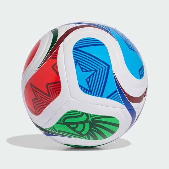 Voetbal met witte vlakken en rode, blauwe en groene patronen. Bruine en blauwe lijnen.