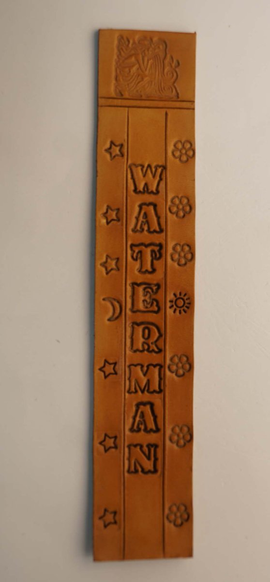 Leren boekenlegger beige van het sterrenbeeld WATERMAN van 20 januari - 18 februari - lederen boekenleggers sterrenbeelden - handgemaakte beige boekenlegger - boekenleggers natuurlijke items - cadeau tip ! liefhebbers van boeken
