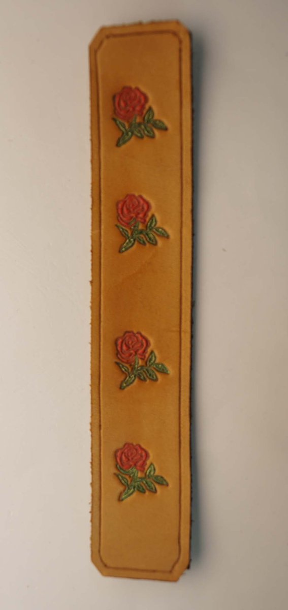 Leren boekenlegger 4 rode rozen - lederen boekenlegger met roosjes - handgemaakte rozen boekenlegger - sierlijke boekenleggers - cadeau tip ! boeken wormen - bladwijzer voor in boek - fleurige leren bladwijzer