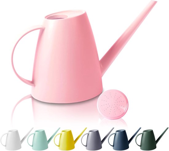 Arrosoir rose avec un long bec et une tête de pulvérisation, à côté de six autres arrosoirs de différentes couleurs.