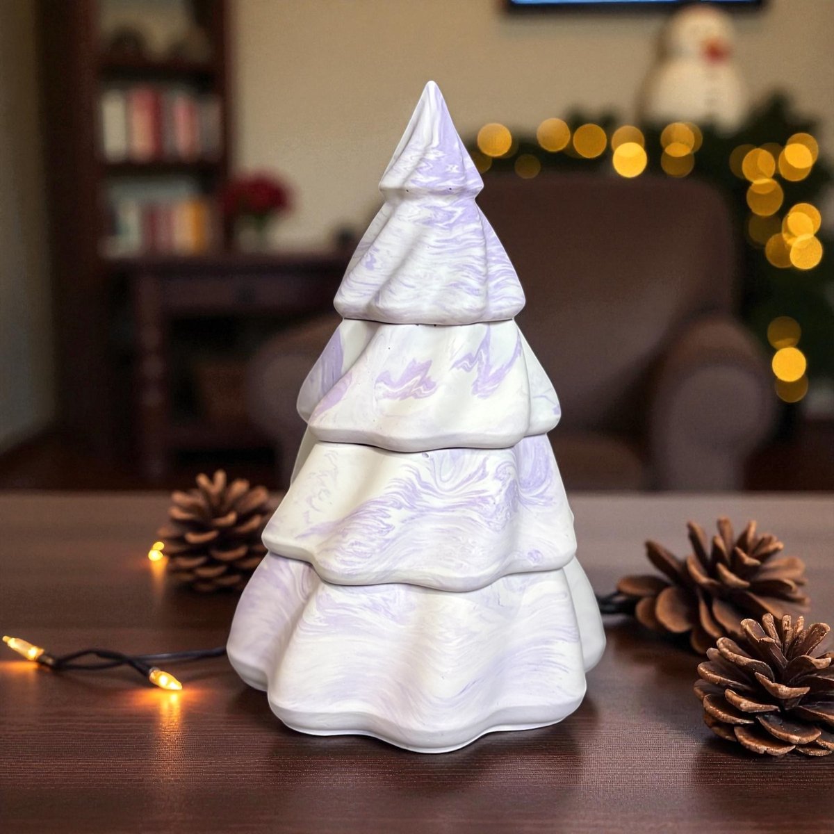 Bam Kerstboomkaars – 4-delige Set met 3 Geurkaarsen en Top – Lavendel – Paars Gemarmerd – 18 cm - CHRISTMAS Collection - cadeautip - geschenk - vegan