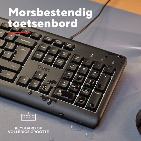 Zwart Trust Primo morsbestendig toetsenbord met waterdruppels op de toetsen. Volledig formaat toetsenbord.