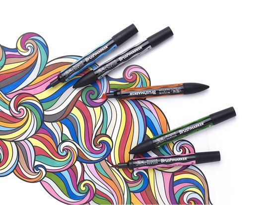 Vier Promarker Brush pennen (blauw, oranje, groen, roze) op een kleurrijke, wervelende tekening.