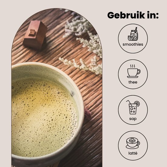 Groene thee met schuim in een kom, naast gedroogde bloemen en een houten doosje.
