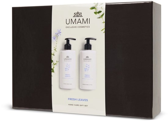 Umami handverzorgingsgeschenkset met twee witte flacons met pompdoseerder, "Fresh Leaves" logo, in een donkere geschenkdoos.