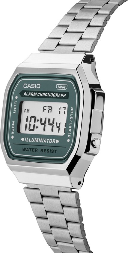 Zilverkleurig Casio horloge met groen digitaal display en metalen band.