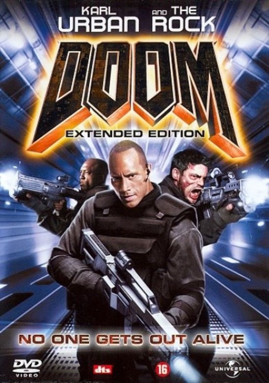 Couverture DVD avec Karl Urban et Dwayne Johnson, armés, avec le titre "Doom"