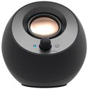 Zwarte ronde speaker met zilveren ring rondom speaker en een volumeknop.