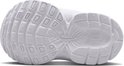 Witte buitenzool van een Nike kindersneaker met profiel en Nike logo.