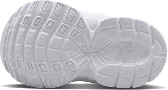 Witte buitenzool van een Nike kindersneaker met profiel en Nike logo.