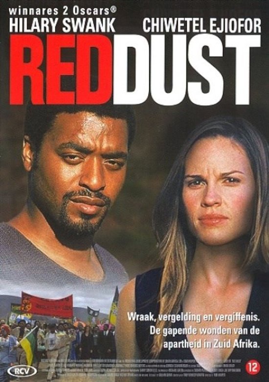 Couverture du film Red Dust avec Hilary Swank et Chiwetel Ejiofor. Le slogan dit : 'Vengeance, représailles et pardon. Les plaies béantes de l'apartheid en Afrique du Sud.'