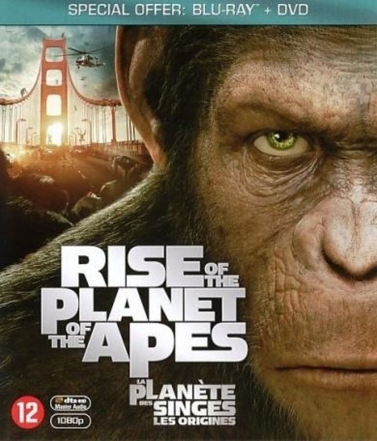 Close-up van Caesar, een chimpansee met groene ogen, met de Golden Gate Bridge en helikopter op de achtergrond. "Rise of the Planet of the Apes".