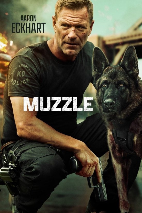 Muzzle DVD: Aaron Eckhart met een politiehond, draagt een zwart shirt en de titel 'Muzzle'.
