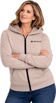 Vrouw met gekruiste armen draagt een beige hoodie met ritssluiting.