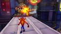 Crash Bandicoot rent weg van een robot met een vlammenwerper in een futuristische stad.