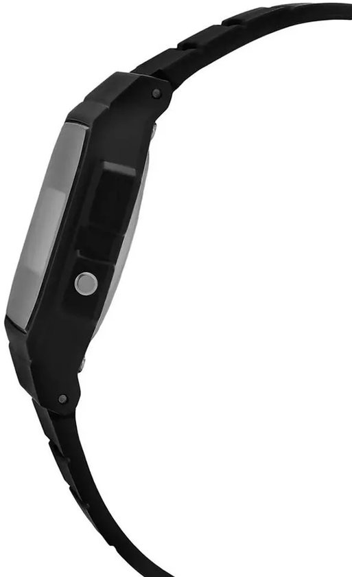 Zijaanzicht van een zwart Casio digitaal horloge met een vierkante wijzerplaat en rubberen band.