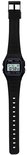 Zwarte Casio F-91W digitale horloge, plat gelegd met de wijzerplaat omhoog, met zwarte band.