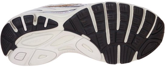 Zolen van witte Saucony sneakers met zwart rubberen loopvlak en grip.
