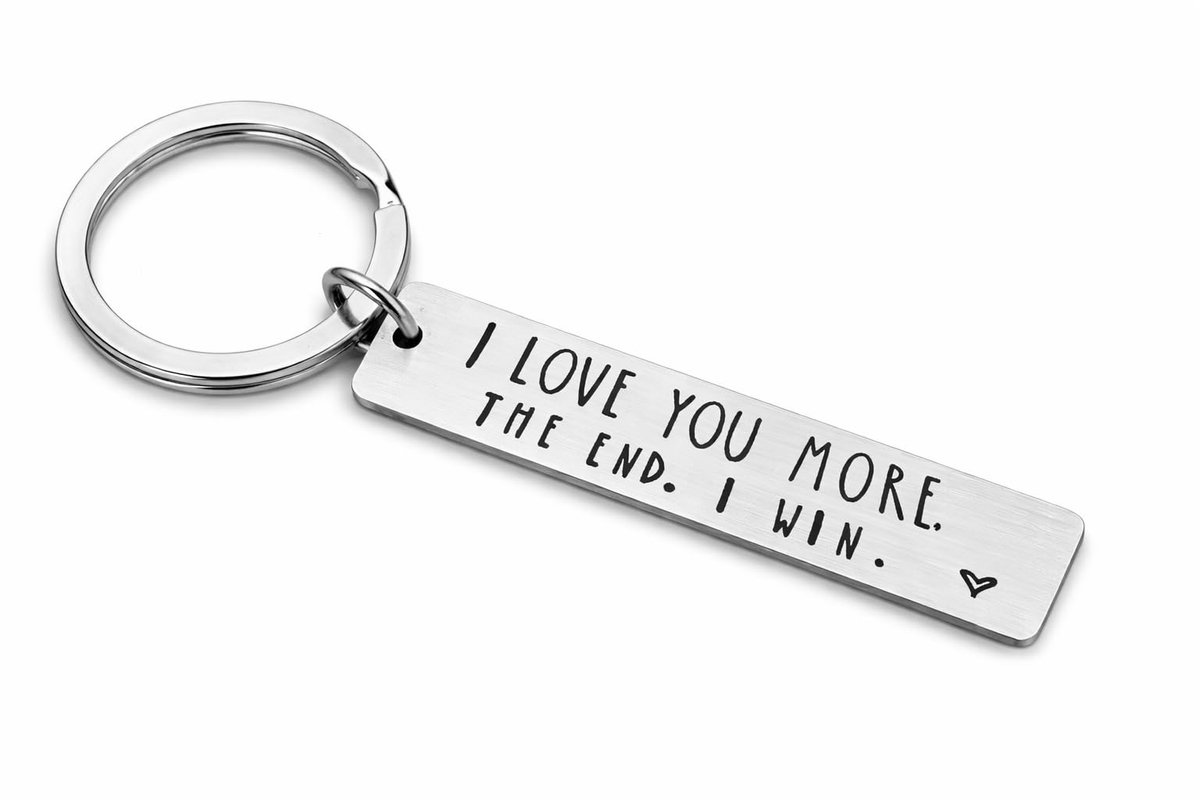 Okado RVS Sleutelhanger met Tekst “I Love You More. The End. I Win.” – Cadeau voor Valentijnsdag – Liefde & Relatie – Zilverkleurige Sleutelhanger voor Hem of Haar