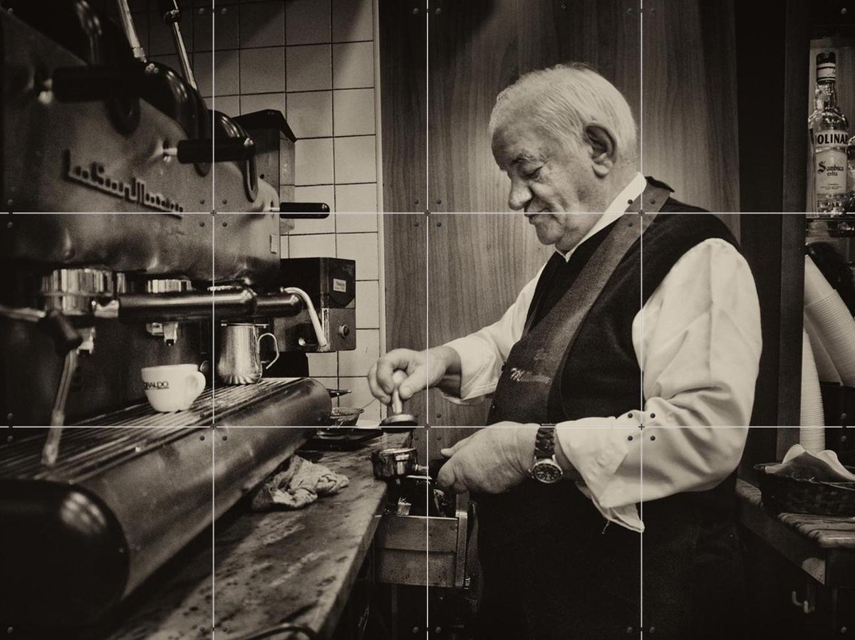 IXXI Vintage Barista, Antonio Grambone & Various - 80 x 60 cm - Gratis ophangtool - Grote wanddecoratie en posters - Fotografie, Vintage, Klassiek