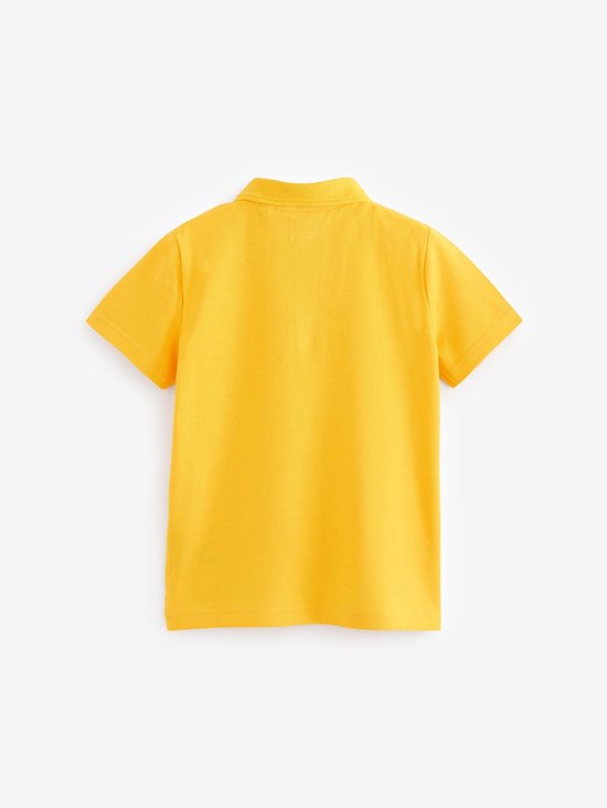 Achterkant van een gele katoenen polo met korte mouwen.