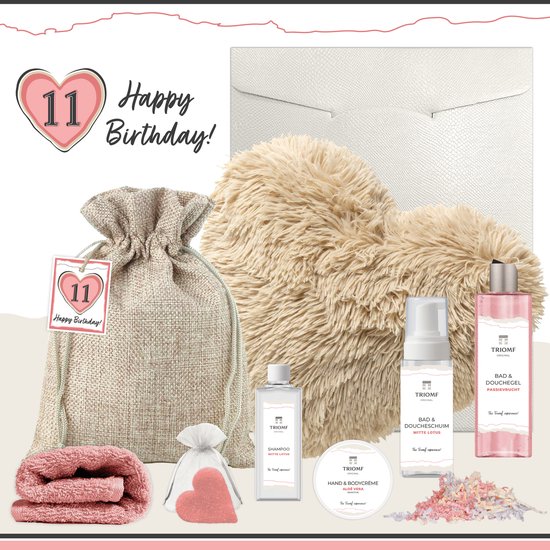 Verzorgingsproducten met een hartvormig kussen in beige pluche. Inclusief roze handdoek en bruine jute zak met '11 Happy Birthday!' label.
