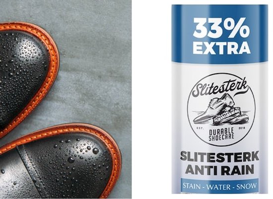 Close-up van zwarte leren schoenen met waterdruppels. Naast een spuitbus Slitesterk Anti Rain.