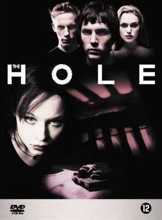 Filmcover 'THE HOLE' met vier jonge personen. Een vrouw linksonder, de titel groot in het midden.