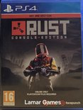 PlayStation 4 gamecover van RUST Console Edition, Day One Edition, met speler in beschermpak.