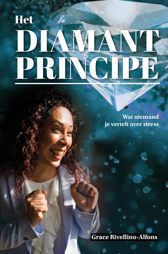 Vrolijke vrouw met krullend haar en een witte blouse op de voorkant van het boek 'Het Diamantprincipe' met een diamant op de achtergrond.