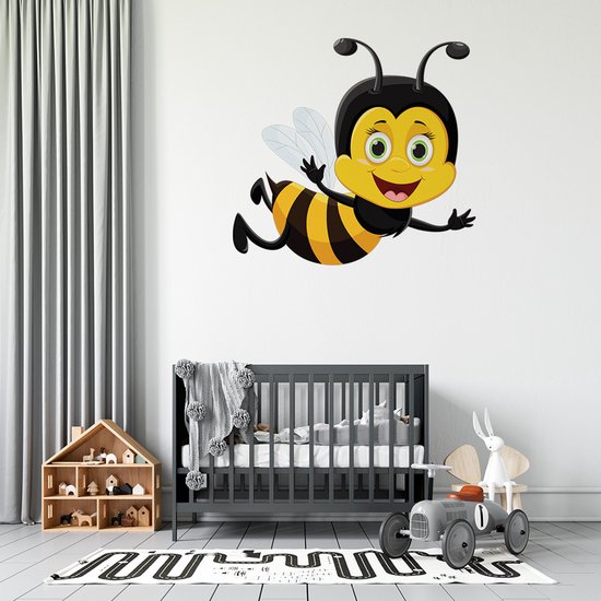 Abeille joyeuse jaune à rayures noires, grands yeux et sourire, flottant sur un mur blanc.