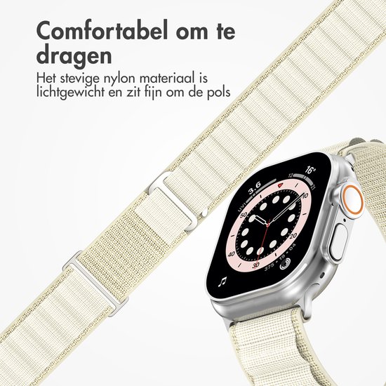 Zilverkleurig Apple Watch met een lichtbeige stoffen bandje. Tekst: Comfortabel om te dragen, stevig nylon materiaal.
