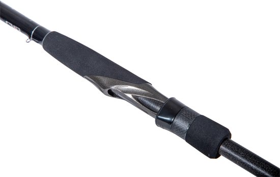 Zwarte hengel met een zilveren molenhouder en zwarte grip, op een witte achtergrond.