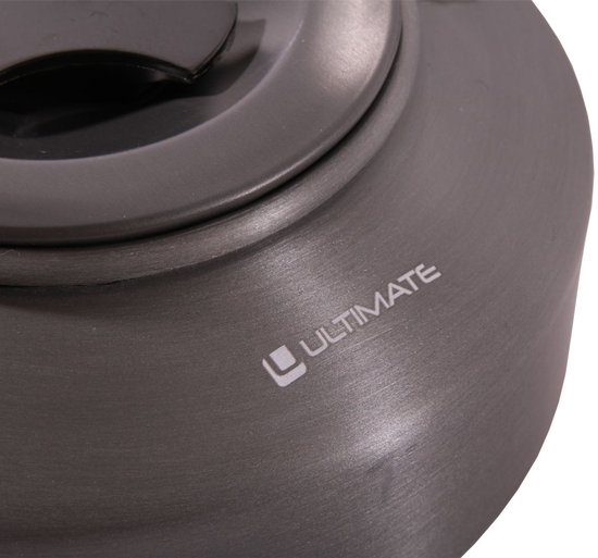 Close-up van de matte grijze afwerking en merknaam ULTIMATE op een kookpot.
