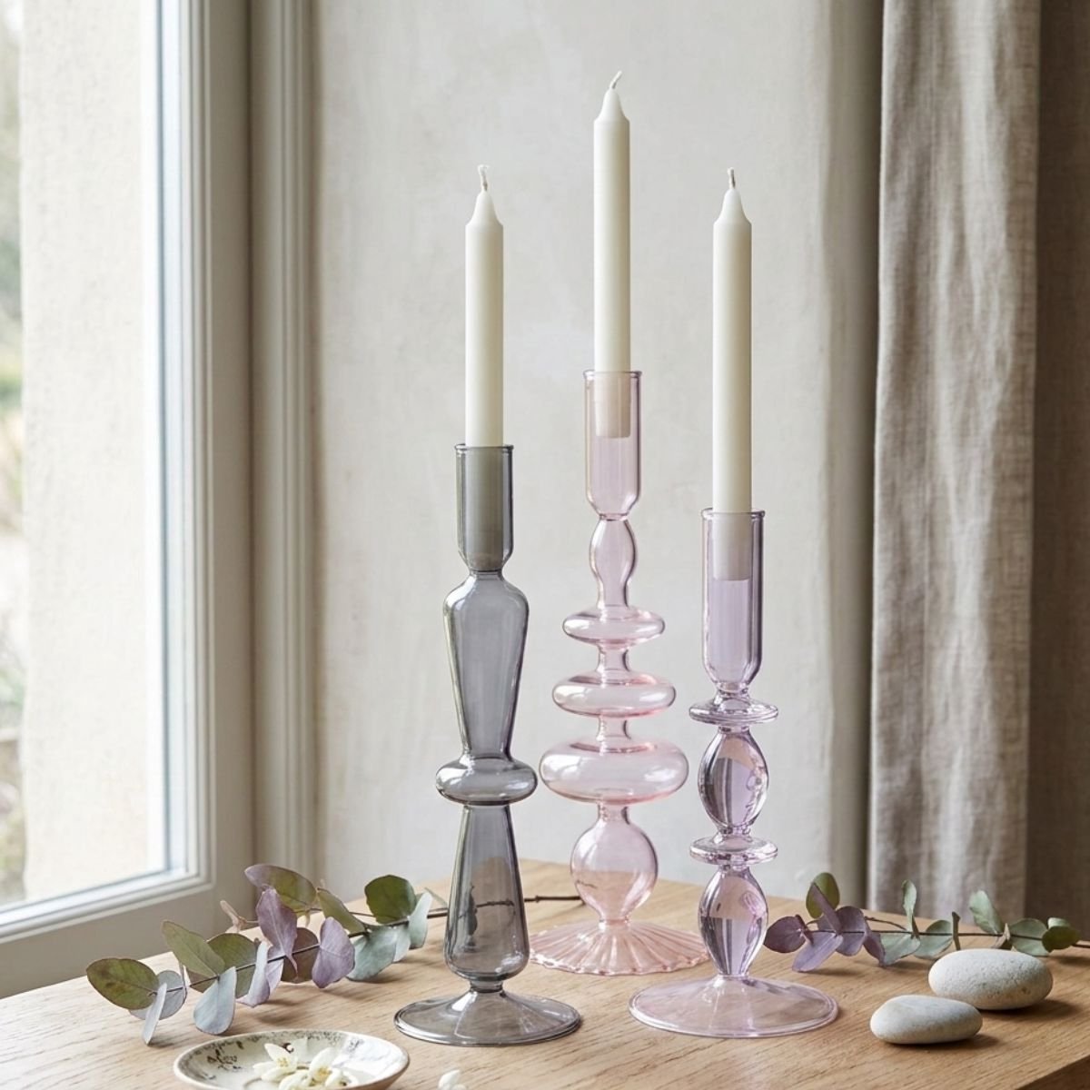 Arti Casa kandelaar lang met bollen en ovalen - gemaakt van glas - uniek design met speels patroon - geschikt voor diverse kaarsen - sfeervolle woondecoratie - afmeting ø9x24 cm - kleur roze