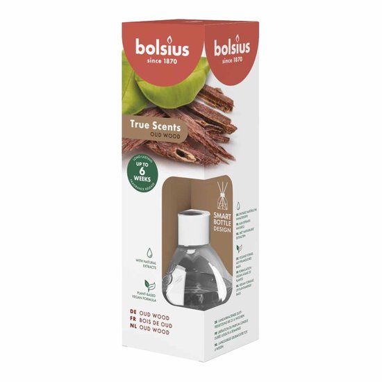 Doos met geurstokjes "Oud Wood". Bevat afbeeldingen van hout en bladeren, en tekst over "Long-lasting up to 6 weeks" en "Plant-based vegan formula".