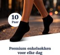 Een persoon loopt in zwarte enkelsokken over straat. Tekst: Premium enkelsokken voor elke dag. Cirkel met '10 Paar'.