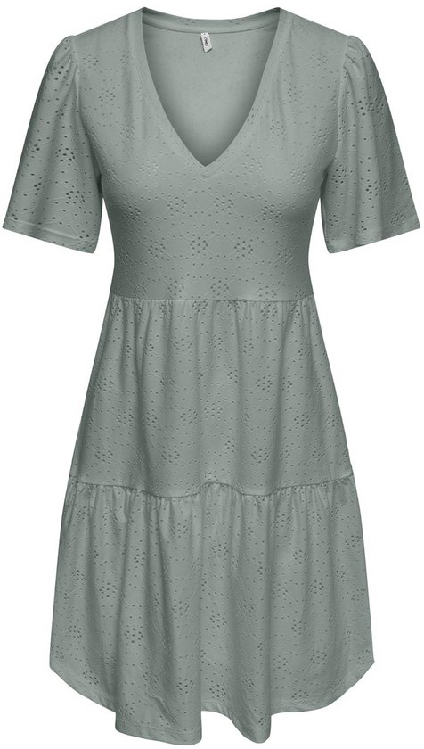 Lichtgroene jurk met korte pofmouwen, V-hals en een broderie anglaise patroon.