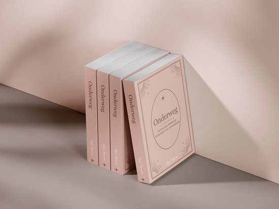 Vier boeken met roze omslagen met gouden letters. De titel 'Onderweg' staat op de voorkant.
